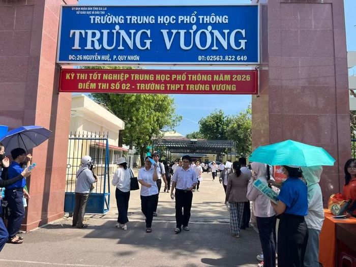  Thí sinh chính thức hoàn thành buổi thi cuối cùng của kỳ thi tốt nghiệp THPT năm 2026 với nhiều cảm xúc. Ảnh: Huỳnh Vỹ 