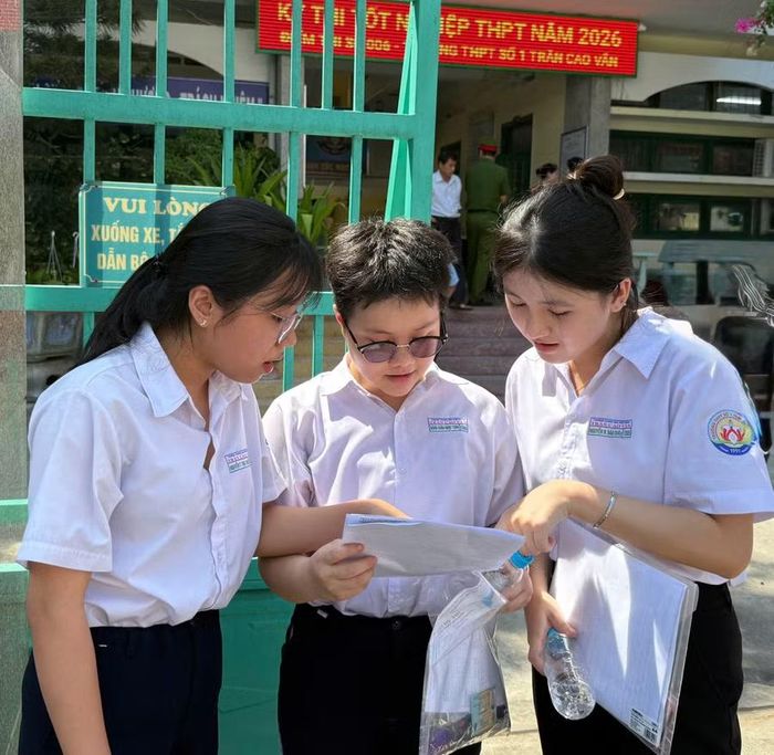  Các thí sinh tại điểm thi Trường THPT số 1 Trần Cao Vân (phường Quy Nhơn) bàn luận về bài thi. Ảnh: Dương Linh 