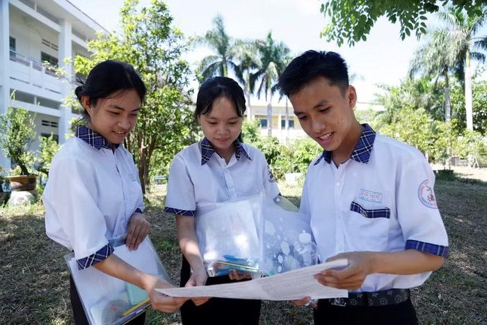  Thí sinh Nguyễn Hữu Thắng (bìa phải) cùng bạn trao đổi về đề thi sau khi hoàn thành buổi thi tại điểm thi Trường THPT số 1 Quang Trung. Ảnh: Hồng Phúc 
