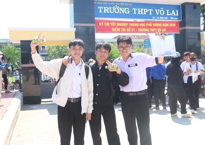  Em Lê Trung Hiếu (ngoài cùng bên trái) thoải mái sau khi hoàn thành phần thi sáng nay. Ảnh: Quang Tấn 