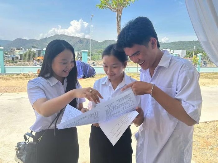 Các thí sinh điểm thi Trường THPT Bùi Thị Xuân hài lòng với bài thi của mình và kỳ vọng đạt kết quả tốt. Ảnh: Thảo Khuy 