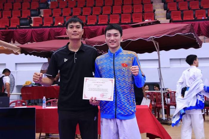  Võ sĩ Dương Văn Khải (phải) giành huy chương vàng ở lứa tuổi 18-22. Ảnh: Công Tuấn 