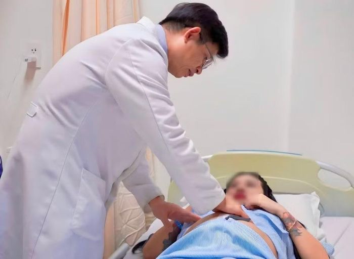 Sau phẫu thuật, hiện sức khỏe thai phụ ổn định, ăn uống được, không còn tình trạng buồn nôn kéo dài. Thai nhi phát triển tốt và đang được tiếp tục theo dõi, chăm sóc sau phẫu thuật. Ảnh: ĐVCC