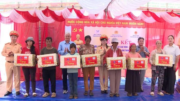  Các đơn vị tặng quà cho 14 hộ gia đình chính sách, hộ nghèo tại làng Tnung. Ảnh: Minh Trung 