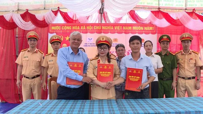  Phòng Cảnh sát giao thông, Công ty TNHH một thành viên Thương mại Bidiphar và hệ thống chính trị làng Tnung ký kết giao ước kết nghĩa. Ảnh: Minh Trung 