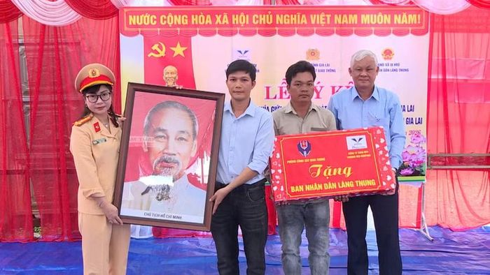  Các đơn vị kết nghĩa trao quà cho làng Tnung. Ảnh: Minh Trung 