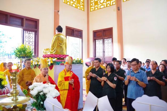 Các đại biểu dâng hương trước anh linh các liệt sĩ. Ảnh: P.D 