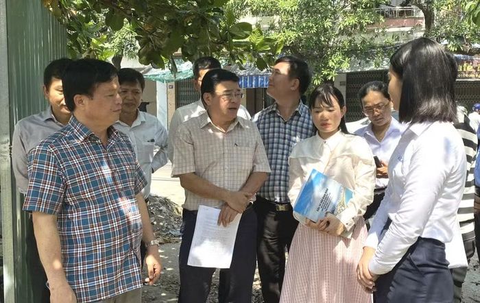  Phó Chủ tịch Thường trực UBND tỉnh Nguyễn Tuấn Thanh (hàng đầu, bìa trái) nghe chủ đầu tư báo cáo tiến độ Dự án Khách sạn Quy Nhơn 2. Ảnh: X.Đ 