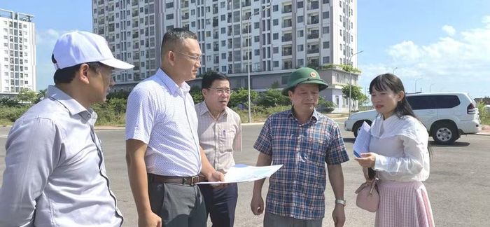  Phó Chủ tịch Thường trực UBND tỉnh Nguyễn Tuấn Thanh (thứ 2 từ phải sang) nghe chủ đầu tư báo cáo tiến độ Dự án Khu đô thị mới Nhơn Bình. Ảnh: X.Đ 