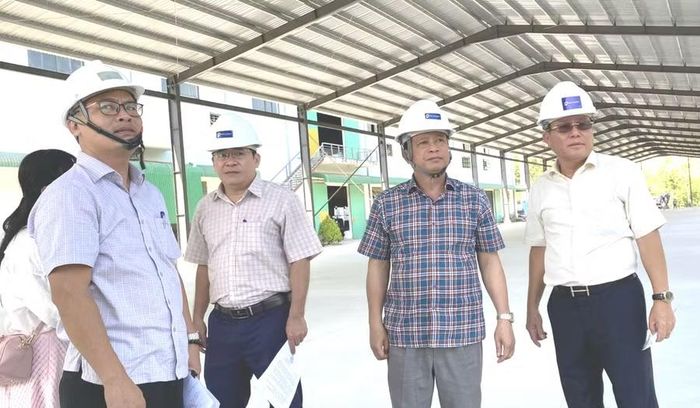  Phó Chủ tịch Thường trực UBND tỉnh Nguyễn Tuấn Thanh (thứ 2 từ phải sang) nghe chủ đầu tư báo cáo tiến độ Dự án Mở rộng nhà máy chế biến và sản xuất đồ gỗ của Công ty CP Công nghệ Gỗ Đại Thành. Ảnh: X.Đ 