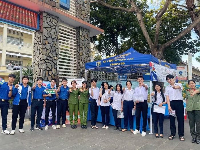 Công an phường Pleiku tham gia tiếp sức mùa thi cho các thí sinh ở điểm thi Trường THPT Lê Lợi. Ảnh: Văn Ngọc