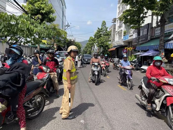 Lực lượng CSGT điều tiết giao thông ở điểm thi Trường THPT Nguyễn Thái Học (phường Quy Nhơn Nam). Ảnh: Đức Nhật