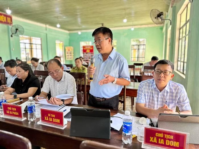  Bí thư Đảng ủy xã Ia Dom Trần Ngọc Phận báo cáo tại buổi làm việc. Ảnh: Hà Duy 