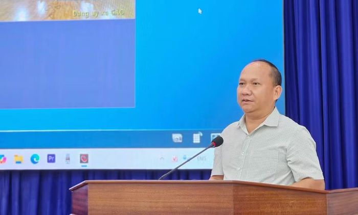Phó Bí thư Thường trực Tỉnh ủy, Chủ tịch HĐND tỉnh Rah Lan Chung phát biểu tại buổi tiếp xúc cử tri. Ảnh: Bá Bính