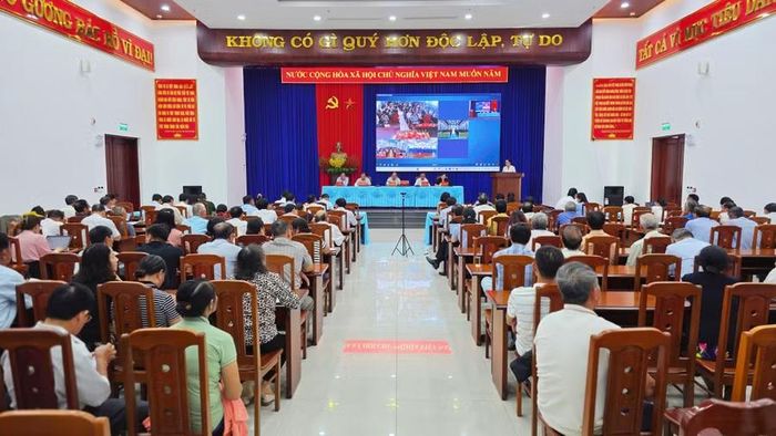 Quang cảnh buổi tiếp xúc cử tri. Ảnh: Bá Bính