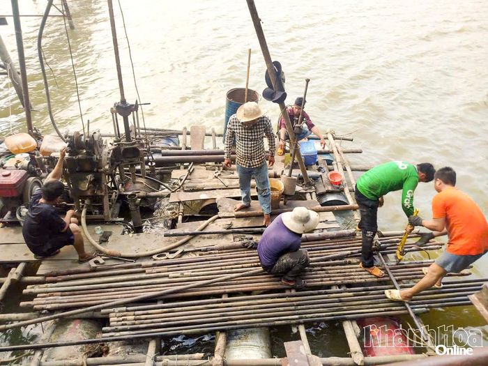 Đơn vị nhà thầu khoan thăm dò lòng sông để phục vụ thiết kế bản vẽ thi công. 
