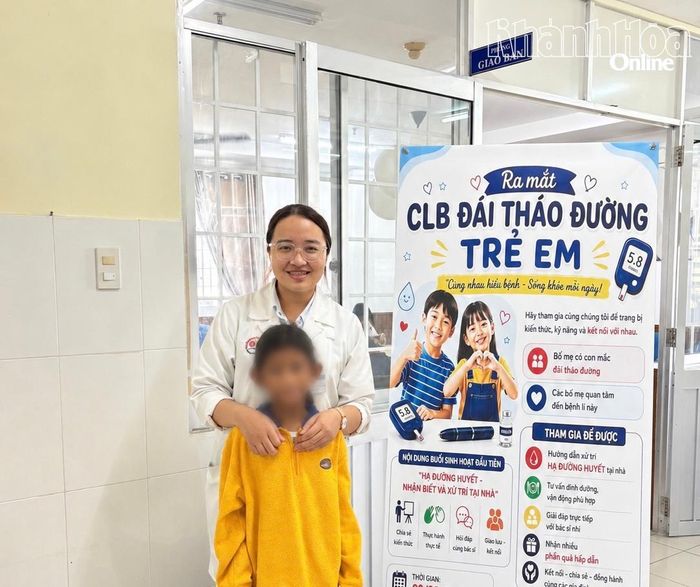 Bác sĩ Khoa Nhi, Bệnh viện Đa khoa Khánh Hòa bên bệnh nhi tại buổi sinh hoạt câu lạc bộ.