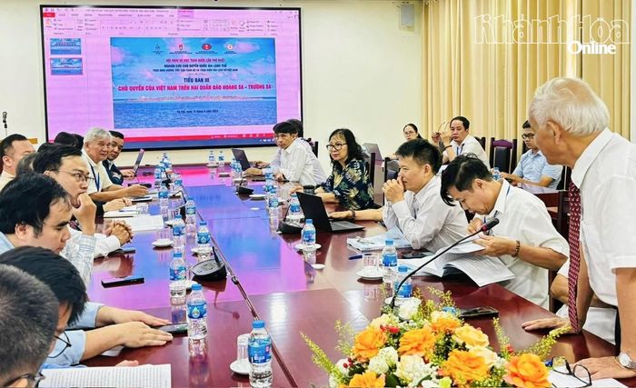 Các thành viên Hội Khoa học Lịch sử tỉnh tham gia hội nghị sử học toàn quốc.