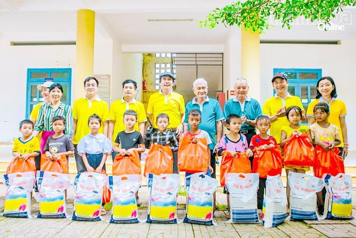 Hội Khoa học Lịch sử tỉnh tặng quà cho học sinh xã Khánh Sơn.