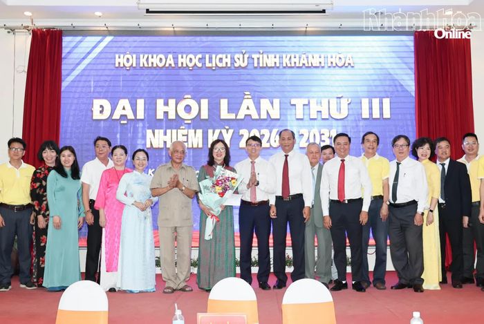 Đồng chí Nguyễn Thanh Hà chúc mừng Ban Chấp hành Hội Khoa học Lịch sử tỉnh nhiệm kỳ 2026 - 2031.