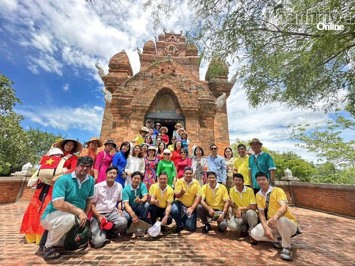 Hội Khoa học Lịch sử tỉnh tìm hiểu thực tế di tích trong tỉnh.