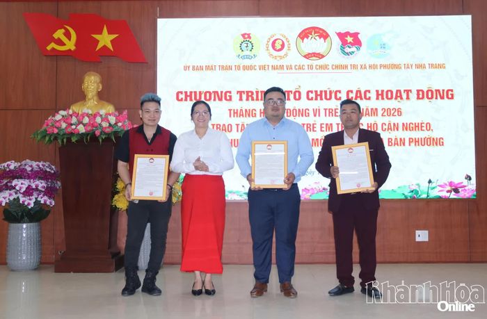 Lãnh đạo Ủy ban MTTQ Việt Nam phường trao thư cảm ơn cho các đơn vị tài trợ.