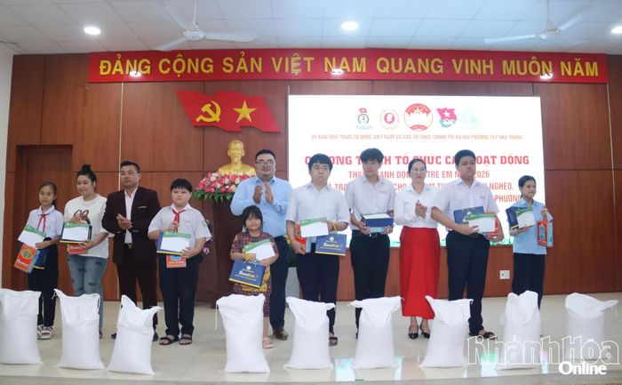 Lãnh đạo Ủy ban MTTQ Việt Nam phường và các đơn vị tài trợ trao quà cho học sinh trên địa bàn phường Tây Nha Trang.