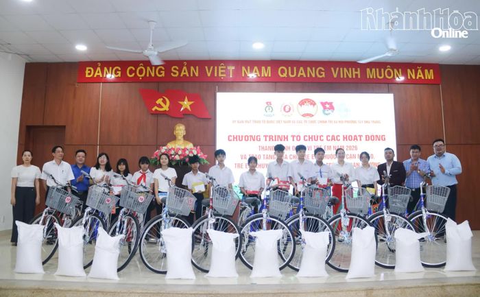 Ban tổ chức cùng đại biểu, các nhà tài trợ trao quà cho các em học sinh thuộc hộ cận nghèo.