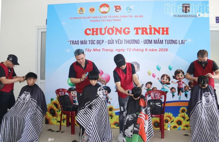 Cắt tóc miễn phí cho trẻ em.