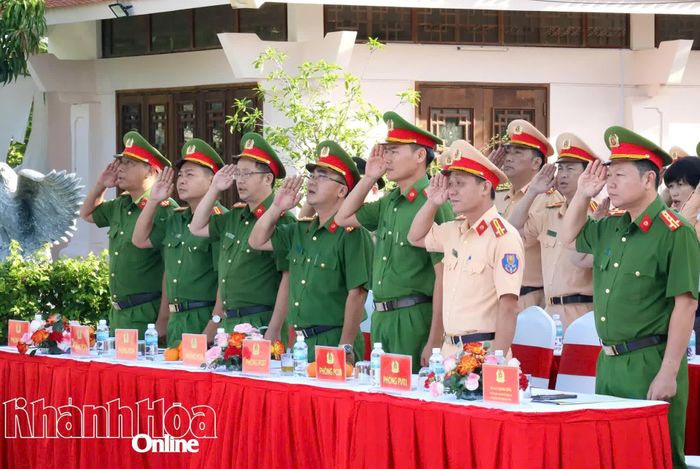 Các đại biểu chào cờ tại lễ ra quân.