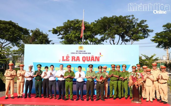Các đơn vị, địa phương chụp hình lưu niệm tại lễ ra quân.