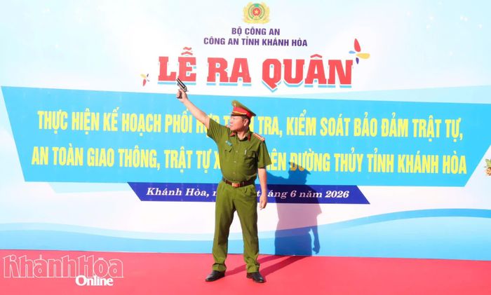 Đại tá Lê Quang Dũng - Phó Giám đốc Công an tỉnh bắn súng phát lệnh ra quân.
