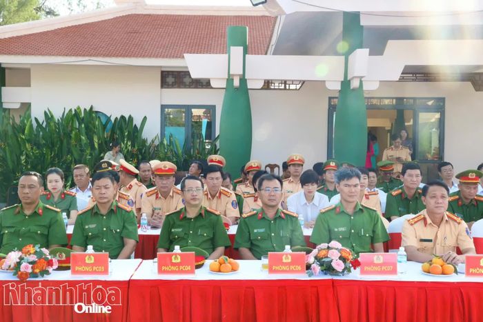 Các đại biểu dự lễ ra quân.