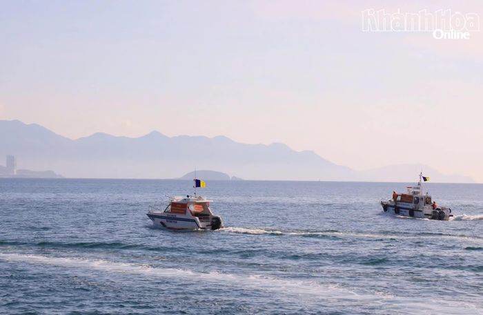 Phương tiện đường thủy của Phòng Cảnh sát giao thông diễu hành trong vịnh Nha Trang.