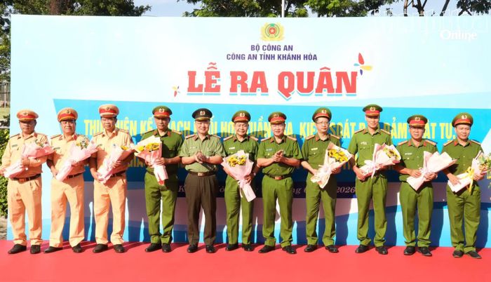 Lãnh đạo Công an tỉnh tặng hoa cho các đơn vị ra quân thực hiện kế hoạch.