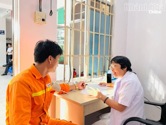 Cán bộ, nhân viên của công ty được kiểm tra, tư vấn sức khỏe trước khi tham gia hiến máu.
