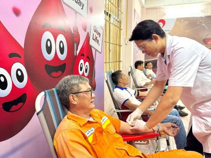 Cán bộ, nhân viên Công ty Truyền tải điện 3 tham gia hiến máu tình nguyện