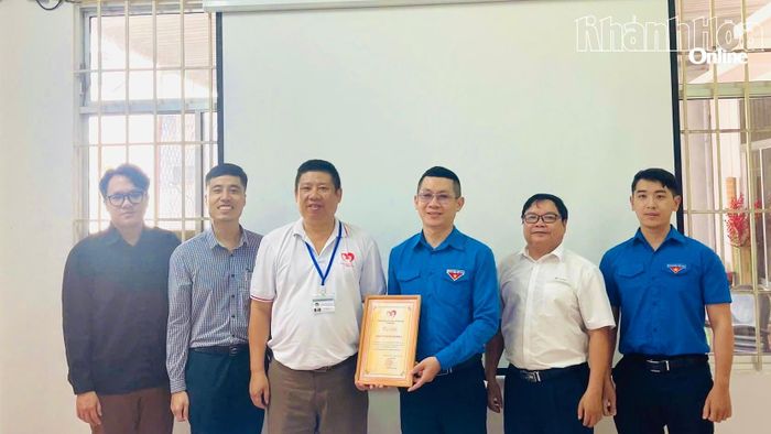 Lãnh đạo Trung tâm Huyết học - Truyền máu Khánh Hòa trao thư cảm ơn đến Công ty Truyền tải điện 3.