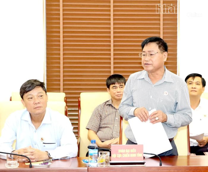Lãnh đạo Hội Cựu chiến binh tỉnh báo cáo về hoạt động của đoàn.