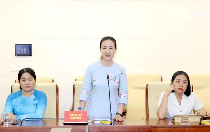 Lãnh đạo Hội Liên hiệp Phụ nữ tỉnh báo cáo về hoạt động của đoàn.