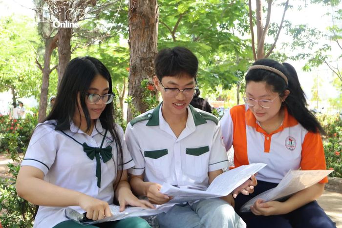Thí sinh tại điểm thi Trường THCS và THPT Trần Hưng Đạo (phường Đông Hải) trao đổi bài sau giờ thi môn tự chọn. Ảnh: LÂM ANH