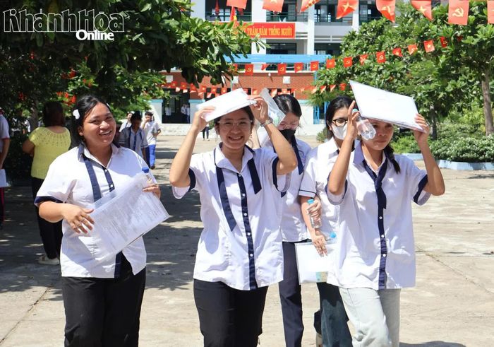 Các thí sinh phấn khởi khi hoàn thành Kỳ thi tốt nghiệp THPT năm 2026 tại điểm thi Trường THCS và THPT Trần Hưng Đạo (phường Đông Hải).