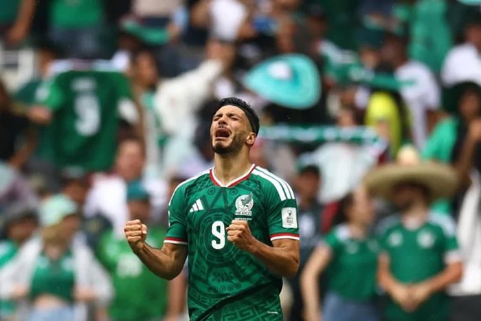 Raul Jimenez đã có bàn thắng tại World Cup đầu tiên trong sự nghiệp một cách đầy cảm xúc.