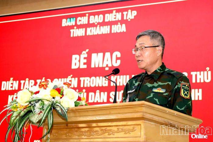 Ông Nguyễn Văn Đồng - Bí thư Đảng ủy, Trưởng Ban tổ chức diễn tập xã Diên Khánh báo cáo kết quả diễn tập.