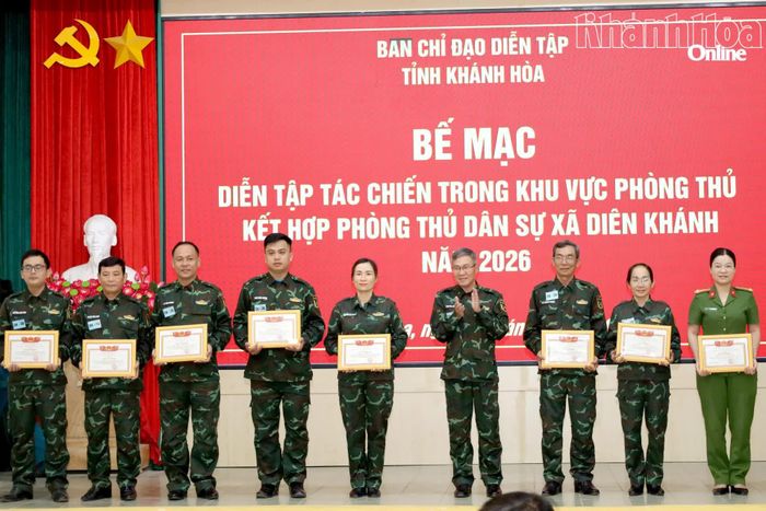Lãnh đạo xã Diên Khánh trao giấy khen cho các tập thể.