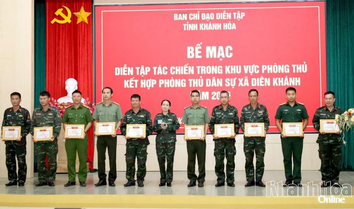 Các cá nhân nhận giấy khen của UBND xã Diên Khánh.