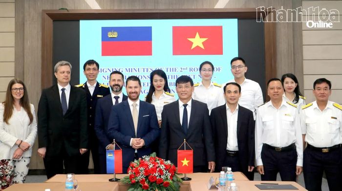 Hai bên chụp hình kỷ niệm.