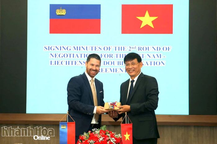 Trưởng Đoàn đàm phán Lích-then-xtai-in tặng quà cho Trưởng Đoàn đàm phán Việt Nam.