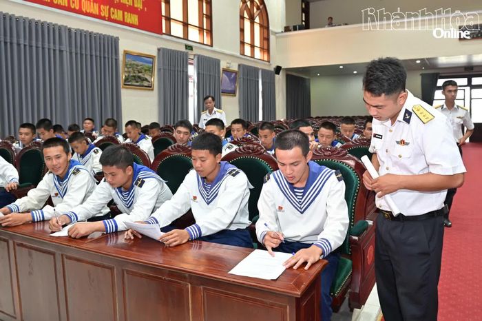 Đoàn khảo sát bằng phiếu trưng cầu ý kiến các chiến sĩ.