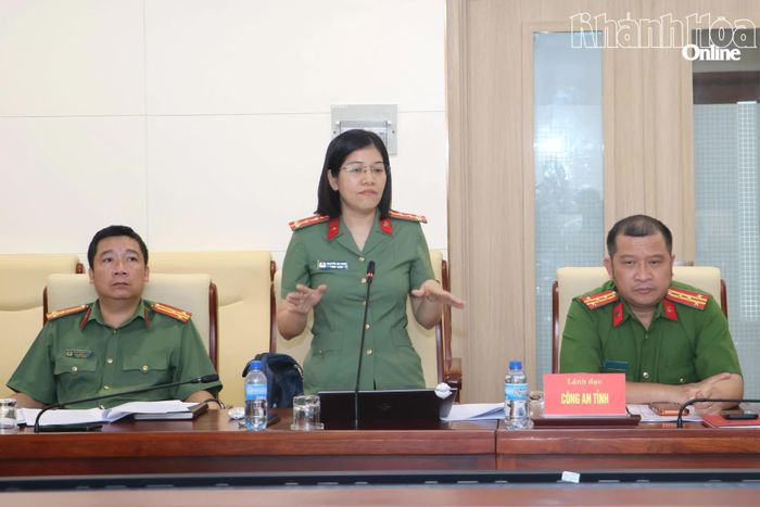 Các đại biểu dự họp phát biểu góp ý đề án.